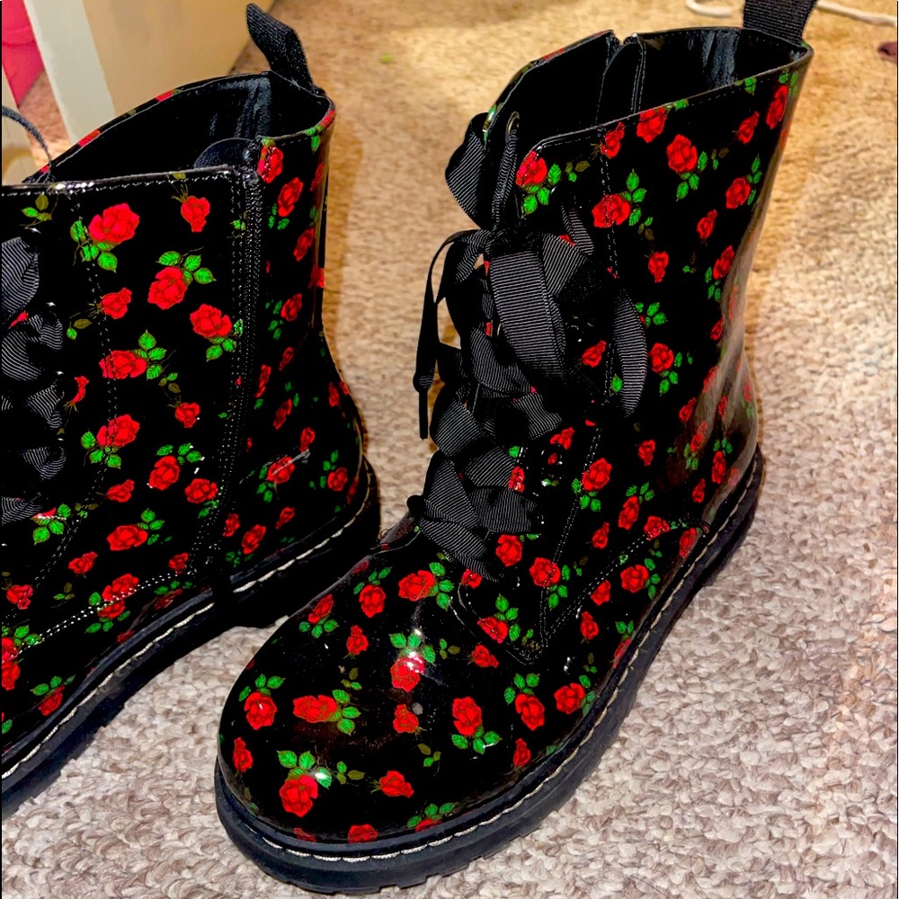 Torrid Betsey Johnson Collection Red Rose Combat Boots 10.5
